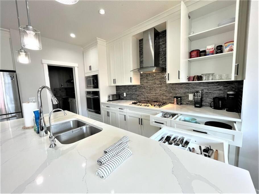 Luxury Retreat For Large Groups Villa YYC Екстериор снимка